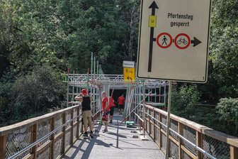 Neue Umwege in Chemnitz: Pfortensteg und Kaßberg-Treppe werden saniert - An der Brücke des Pfortenstegs über die Chemnitz werden mit einigem Aufwand Geländer in Ordnung gebracht.