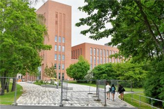 Neue Unibibliothek in Freiberg: Jetzt steht Eröffnungstermin fest - Der Neubau der Unibibliothek mit Hörsaalzentrum der TU Bergakademie Freiberg an der Winklerstraße.