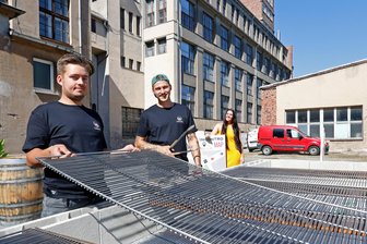 Neue Veranstaltungsidee mit Riesengrill gewährt Einblick ins Oberlungwitzer Rogo-Tauscher-Areal - Dominic Block, Robert Joos und Zentrenmanagerin Lisa Grießbach (v. l.) am Riesengrill.