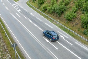 Neue Verkehrsführung auf B 180 im Erzgebirge - Autofahrer irritiert - Ab sofort gilt auf der Bundesstraße 180, am Abzweig nach Hoheneck, eine geänderte Verkehrsführung. Bislang konnten Autofahrer auf der B 180 und S 258 durchgehend auf der Straße in Richtung Zwönitz überholen. Dies geht nun nicht mehr.