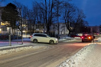 Neue Verkehrsregeln an der Tschaikowskistraße in Freiberg: Mehr Sicherheit durch „Kiss-and-Ride“ - Die Verkehrssituation an der Tschaikowskistraße ist ruhiger geworden.