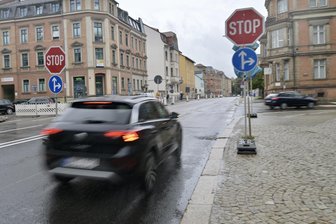 Neue Verkehrsregelung in Zwickaus Innenstadt: Die Stoppschilder, an denen kaum jemand anhält - An der Ecke Crimmitschauer/Moritzstraße hat sich die Verkehrsführung geändert. Das ist bei vielen Autofahrern aber noch nicht angekommen.