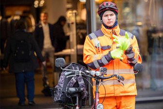 Neue Veröffentlichungen nach Eskalation auf Simson-Treffen in Zwickau: Anzeigenhauptmeister bereut seinen Besuch - Der selbsternannte Anzeigenhauptmeister Niclas Matthei zusammen mit einem Filmteam in der Tübinger Innenstadt. Am Samstag war er in Zwickau zu Gast. Und hat es bereut.