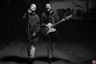 Neue Video-Singles von Kraftklub und Blond: Ohne Couch durch die Provinz! - Felix Kummer und Karl Schumann im Video "Wittenberg ist nicht Paris".