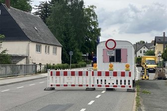 Neue Vollsperrung der B 169 im Erzgebirge: Das sagen Anwohner und Gewerbetreibende - Beidseitig zwischen den Hausnummern 32 und 66 stehen die Sperrscheiben auf der Straße, die Gablenz mit Stollberg, Lößnitz und Aue-Bad Schlema verbindet.