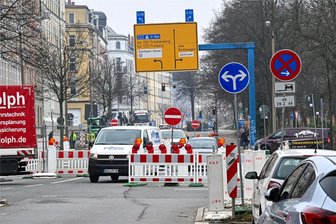 Neue Vollsperrung in Chemnitz: Bis Jahresende geht hier nichts mehr - Die Bauarbeiten an der Lohrstraße beginnen. Die Sicherheitsabsperrung am Haus am Zöllnerplatz bleiben.