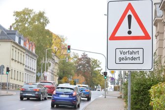 Neue Vorfahrt in Freiberg: Warnschilder an der Frauensteiner sollen Unfälle verhindern - An der Kreuzung Frauensteiner Straße/Schönlebestraße wurde die Vorfahrtsregelung geändert.
