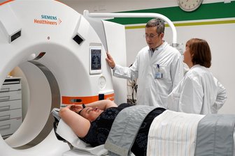 Neue Vorsorge soll starken Rauchern das Leben retten - Dieses Lungen-CT könnte bald eine gängige Vorsorgeuntersuchung werden. Dr. Bettina Oppermann, Leitende Oberärztin für diagnostische Radiologie, und Professor Stefan Hammerschmidt, Chefarzt der Klinik für Pulmologie am Klinikum Chemnitz, setzen sich dafür ein.
