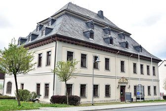 Neue Wählervereinigung will in den Gemeinderat Muldenhammer einziehen - Das 1718 errichtete Herrenhaus im Ortsteil Tannenbergsthal ist Sitz der Gemeindeverwaltung.