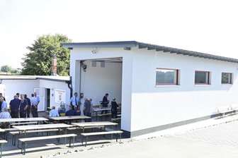 Neue Wagenhalle zum 100. Geburtstag: Feuerwehr im Vogtland erhält besonderes Geschenk - Die neue Wagenhalle für die Freiberger Ortswehr wurde am Samstag eingeweiht.