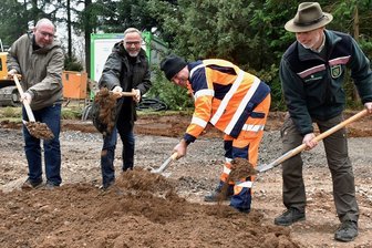Neue Waldschule in Augustusburg: Jetzt geht der Bau los - Beim symbolischen Spatenstich für das neue Walderlebniszentrum in Augustusburg griffen Architekt Matthias Potel, Bürgermeister Dirk Neubauer, Baufirmenchef Matthias Bretschneider und Forstbezirksleiter Bernd Ranft zum Spaten (v. l.).