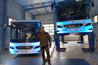 Neue Wartungshalle in Neuhausen eröffnet: Nutzfahrzeugservice investiert 1,2 Millionen Euro - Kay Walther, Geschäftsführer des Nutzfahrzeugservice in Neuhausen, in der neuen Wartungshalle.