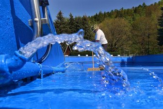 Neue Wasserquelle für Freibad Sachsenburg entdeckt - Eine Wiederaufnahme des Badebetriebs in Sachsenburg ab Mai oder Juni 2024 ist erklärtes Ziel von Frankenbergs Bürgermeister Oliver Gerstner.