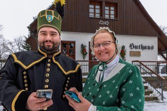 Neue Wege: Geyers Bergbrüderschaft plant Geocaching-Strecken - Die Bergbrüderschaft Geyer - im Bild der Verantwortliche für Öffentlichkeitsarbeit Paul Huß und Schatzmeisterin Christine Huß - will drei Geocaching-Strecken ins Leben rufen. Diese sollen alle Bezug zur Bergbaugeschichte von Geyer haben. Geplant ist, dass sie mit Rätseln verbunden sind.