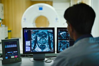 Neue Wege in der Krebsberatung in Mittelsachsen: „Hier ist jemand, der mir zuhört“ - Am Anfang steht die Diagnose – hier ein Querschnittsbild einer Prostata – danach geht es darum, den Krebs zu therapieren. Damit die Patienten wieder genesen, spielen mehrere Faktoren eine Rolle. Fragen, was eine Erkrankung alles mit sich bringt, beantwortet die Krebsberatung aus Mittelsachsen.