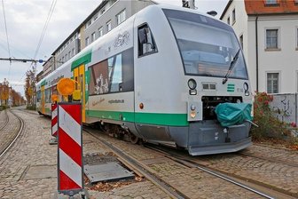 Neue Weichen sollen Zwickauer Modellprojekt retten - Ein Zug der Vogtlandbahn verlässt an der Sonderweiche vor der Haltestelle "Zentrum" das Dreischienengleis, das trotz unterschiedlicher Spurweiten gemeinsam mit der Straßenbahn genutzt werden kann. Foto: Ralph Köhler/Archiv