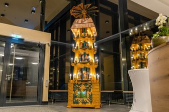 Neue Weihnachtspyramide für das Falkensteiner Rathaus: Das macht den Drehturm so besonders - Seit Mitte November steht die neue Weihnachtspyramide des Schnitzvereins im Foyer des Rathauses. Am Freitag, vor Beginn des Bornkinnelmarktes, findet dort die offizielle Einweihung statt.