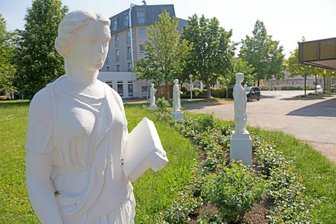 Neue Welt: Musen des Parks warten auf ihre Frischekur - Am Eingang des Parks "Neue Welt" begrüßten früher vier lebensgroße Statuen die Besucher.