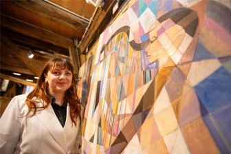 Neue Werkschau vogtländischer Künstler zeigt in Plauen viel Farbe zu unterschiedlichen Themen - Julia Kotenko stammt aus der Ukraine und lebt mit ihrem Mann jetzt in Plauen. Ihre Arbeit ist ebenfalls in der Malzhausgalerie zu sehen.