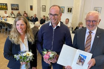 Neue Wertschätzungs-Kultur: So ehrt Lengenfeld seine Pferdesportler - Viel Grund zur Freude: Bürgermeister Volker Bachmann (re.) mit Antje Schöniger und Hardy Heckel.