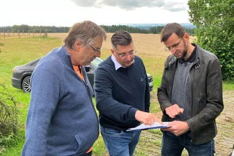 Neue Windrad-Pläne im Vogtland: Steht Landrat Thomas Hennig noch zu seinem Wort? - Landrat Thomas Hennig (Mitte) im Sommer 2025 bei Vertretern der Bürgerinitiative Neustadt: „Da stehe ich tausendprozentig hinter euch.“