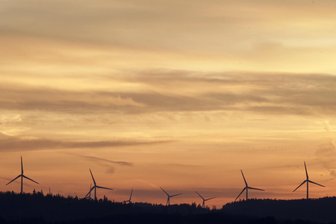 Neue Windrad-Riesen am Autobahndreieck Hochfranken: Wird auch eine Gemeinde im sächsischen Vogtland davon profitieren? - Die hoch aufragenden Windräder am Dreieck Hochfranken sind bereits jetzt bis Plauen zu sehen.