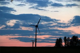 Neue Windräder in Langenbach: Wie haben die Einwohner abgestimmt? - Ein Windrad steht seit Jahren nahe Langenbach. Die neuen hätten eine ganz andere Dimension.