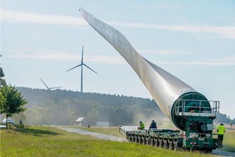 Neue Windräder in Voigtsdorf: Warum werden die Bauteile nicht per Hubschrauber transportiert? - Am heutigen Dienstag soll wieder ein Rotorblatt von Mittelsaida nach Voigtsdorf gebracht werden. 