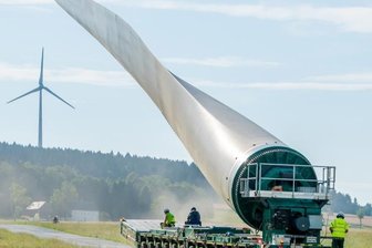 Neue Windräder: Warum kommt kein Hubschrauber zum Einsatz? - Am Freitag begann der Transport eines Rotorblattes nach Voigtsdorf um9 Uhr bei Mittelsaida. 