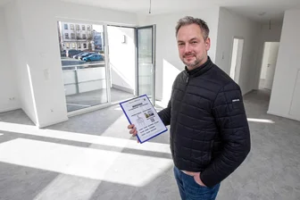 Neue Wohnanlage: So teuer ist Mieten in der Plauener Innenstadt - Makler Matthias Hampel in einer der noch freien Wohnungen im Neubau an der Burgstraße: Zwei Drittel der Einheiten sind bereits vermietet.