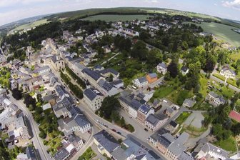 Neue Wohngebiete oder Lücken bebauen? - Das Zentrum der Stadt Markneukirchen aus der Vogelperspektive.