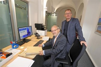 Neue Wohngeldstelle in Freiberg: Mehr Personal für tausende Anträge - Freibergs Oberbürgermeister Sven Krüger (r.) und Gerd-Dieter Garthe, Leiter des Bürgerbüros, in der neuen Wohngeldstelle am Obermarkt 17.