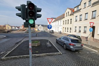 Neue XXL-Kreuzung in Meerane: Warum sich eine Fußgängerampel zu einem Sicherheitsrisiko entwickelt - Blick zur Kreuzung an der Chemnitzer Straße in Meerane: Autofahrer, die aus Glauchau kommen, passieren erst die grüne Ampel und stehen wenig später vor dem Verkehrszeichen „Vorfahrt gewähren.“