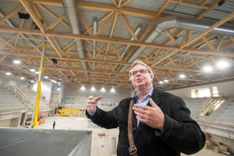 Neue XXL-Sporthalle am Plauener Lessing-Gymnasium mit nur 200 Stellplätzen für Pkw: Stadträtin befürchtet Park-Chaos - Harald Haupt präsentiert das offene Holztragwerk. Der Ingenieur ist Baufachberater im Plauener Rathaus. Er begleitet die Errichtung der Halle seit dem Beginn.