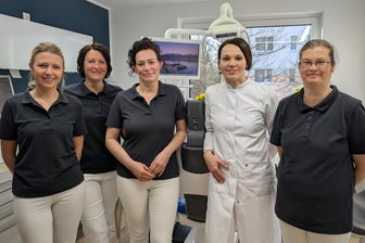 Neue Zahnarztpraxis in Oederan: Noch sind Termine frei - Zum Team von Dr. Doreen Hammer (2. v. r.) gehören Jessica (v. l.), Doreen, Corinna und Madeleine.