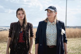 Neue ZDF-Anwalt-Serie „Mandat für Mai“: Wer im Fernseh-Dorf im Vogtland die Hauptrolle spielt - Die Berliner Rechtsanwältin Mai Gardner (Julia Hartmann, links) wird von Bürgermeisterin Heike (Birge Schade) im Vogtland empfangen.