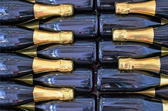 Neue Zeiten für Sekt aus Deutschland - Eine Kiste mit unetikettierten Flaschen. Die besten Sekte können sich mit Champagnern messen. 