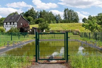 Neue Zisternen für Löschwasser sollen her - Gut gesichert: der Löschteich in Ehrenberg.