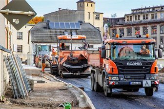 Neue Zschopau-Brücke in Flöha: Verkehr rollt erst ab Ende November - Die neue Asphaltdecke auf der Straßenbrücke ist inzwischen eingebaut. Aber es sind noch weitere Restarbeiten erforderlich. 