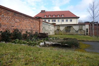 Neue Zufahrt zum Zwickauer Hauptfriedhof: Verwaltung erklärt Antrag der BfZ auf Aufhebung des Beschlusses zum Bau für unzulässig - Um die Straße zu bauen, muss ein Stück der denkmalgeschützen Friedhofsmauer durchbrochen werden.