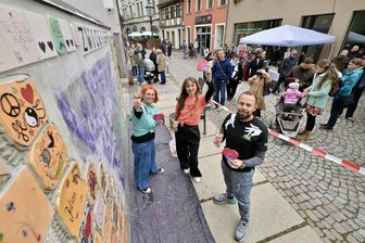 Neue Zwickauer Liebesmauer füllt sich: Nicht gemeckert, sondern gemacht - Sabine Reichert, Sara Linke und Marco Reuter freuten sich über die positive Resonanz.