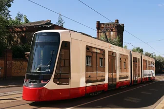 Neue Zwickauer Straßenbahn in der Kritik: Wo sie jetzt schon fährt, vibrieren die Häuser - Die Straßenbahn „Tina“ unterwegs auf den Gleisen in der Freiimfelder Straße in Halle – im Hintergrund der alte Schlachthof.