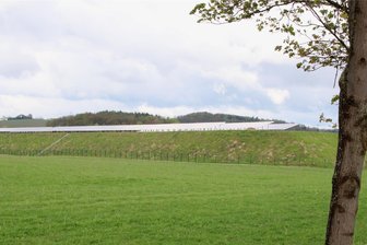 Neuensalz ebnet Weg für Gewerbeansiedlungen auf brachliegendem Gelände - Hinter diesem Wall mit der PV-Anlage entstehen neue Gewerbeflächen.