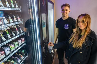 Neuer 24-Stunden-Laden am Postplatz in Aue geöffnet: Wie kommt das Konzept an? - Tim Werner, Betreiber des 24-Stunden-Ladens am Postplatz in Aue, half am ersten Tag beim Bedienen der Automaten. Pia Freitag probierte es aus.
