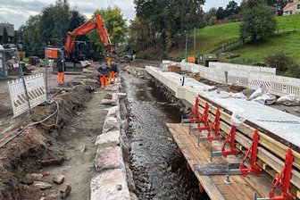 Neuer Ärger beim Bau der Ortsdurchfahrt: Dauerbaustelle im Kirchberger Ortsteil Wolfersgrün dauert noch länger - Beseitigung von Hochwasserschäden am Bachbett des Crinitzer Wassers, eine neue Stützmauer und breitere Ortsduchfahrt – das Bauprojekt des Landkreises in Wolfersgrün ist mehrere Baustellen in einer.