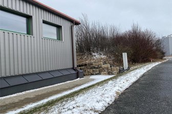 Neuer Ärger für Stadt Plauen: Landesbehörde leitet Verfahren ein - Gekappter Lärmschutzwall nahe Oberlosa, Werkhalle der Baufirma Keßler: „Straßenaufsichtliches Verfahren gegen die Stadt Plauen.“