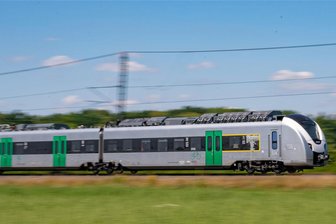 Neuer Akkuzug wird erstmals in Chemnitz präsentiert - Der neue Akkuzug für Chemnitz hier auf einer Teststrecke in Cerhenice (Tschechien).