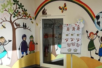Neuer Alltag, große Freude, alte Sorgen - Das Zugangssystem in der Kindertagesstätte "Kibu" soll gewährleisten, dass höchstens drei Eltern gleichzeitig in der Garderobe sind. Wer zum Beispiel in die Bärengruppe will, nimmt einen der laminierten, desinfizierbaren Bären von der Magnettafel mit und hängt ihn anschließend wieder hin. 