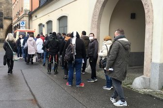 Neuer Alltag in Chemnitz: Testen, Impfen, Schlangestehen - Tägliches Bild an der Inneren Klosterstraße: Impfwillige warten auf ihren Termin. Am frühen Morgen ist die Schlange noch länger.
