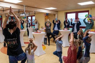 Neuer Anbau sichert Fortbestand und schafft mehr Plätze in Kita - Der Mehrzweckraum im neuen Anbau der Kita "Zwergenland" in Langenleuba-Oberhain wurde zur Eröffnung am Freitag gemeinsam mit den Gästen schon einmal für ein paar Yoga-Übungen genutzt. 